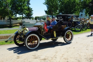 Art and Margaret Morra in their 1910 E-M-F Roadster